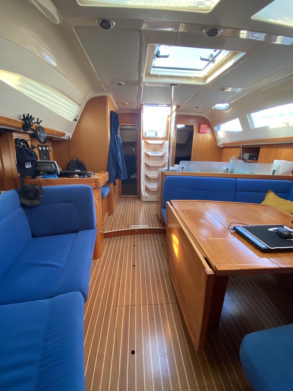 Notranjost jadrnice Elan 434 Impression - 4 kabine, 8 ležišč, charter yacht Slovenia