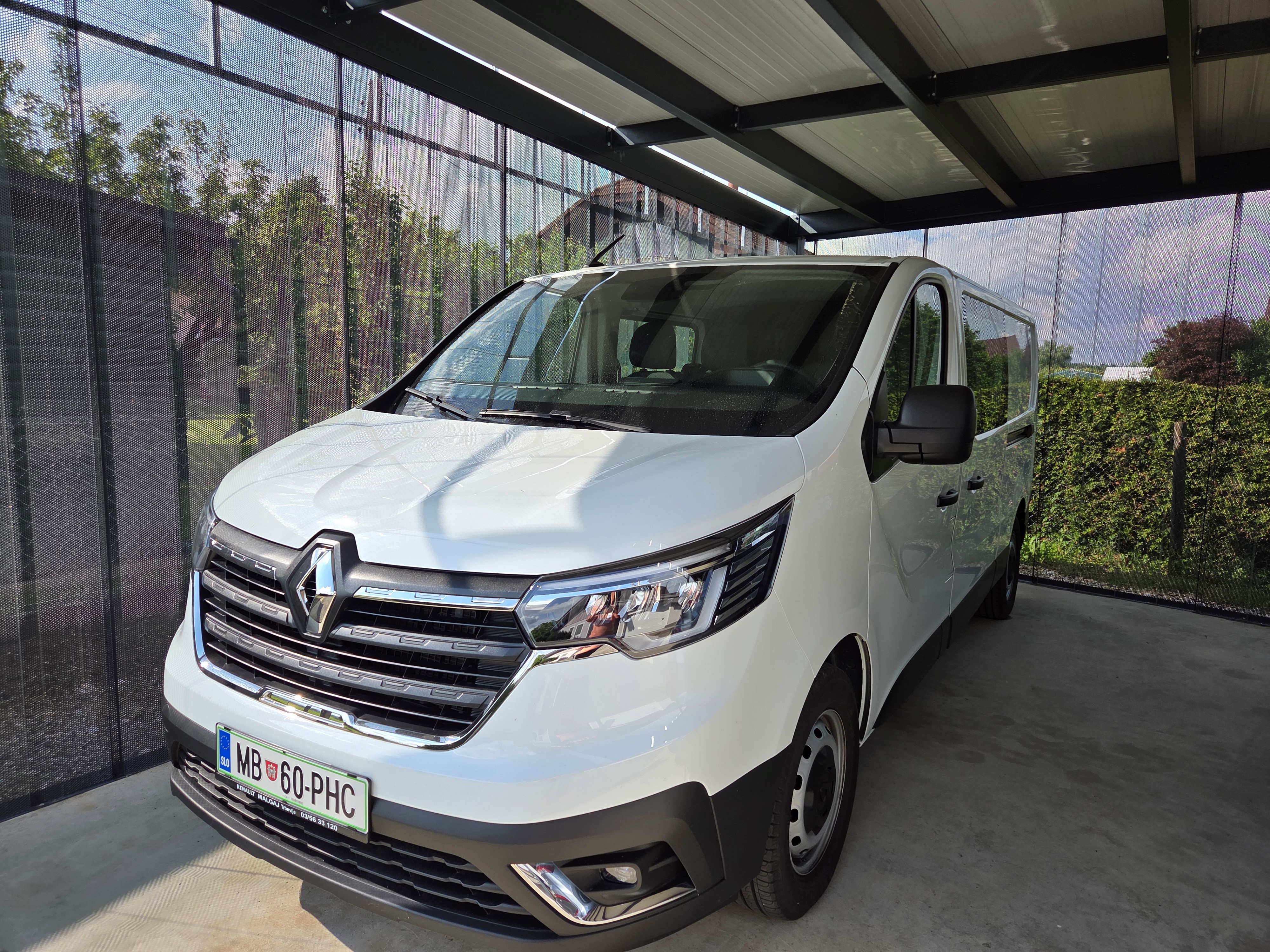 Renault Trafic 2.0 tovorno vozilo - najem tovornega vozila s 6 sedeži, Videm pri Ptuju